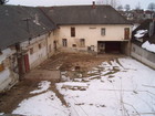 Dv�r a zadn� ��st nemovitosti